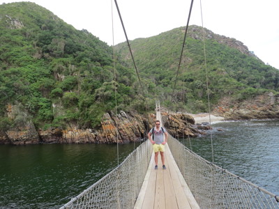 Hangbrug over de Storms River in Tsitsikamma National Park langs de Tuinroute in Zuid-Afrika.