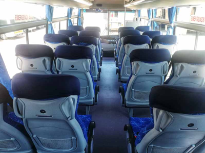 Interieur van een comfortabele touringcar voor vervoer in Zuidelijk Afrika.
