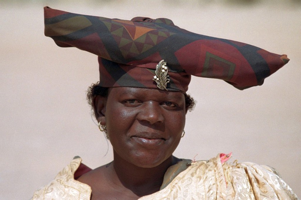 Portret van vrouw met kleurrijke hoofddoek tijdens groepsrondreis Zuidelijk Afrika kampeerreis.