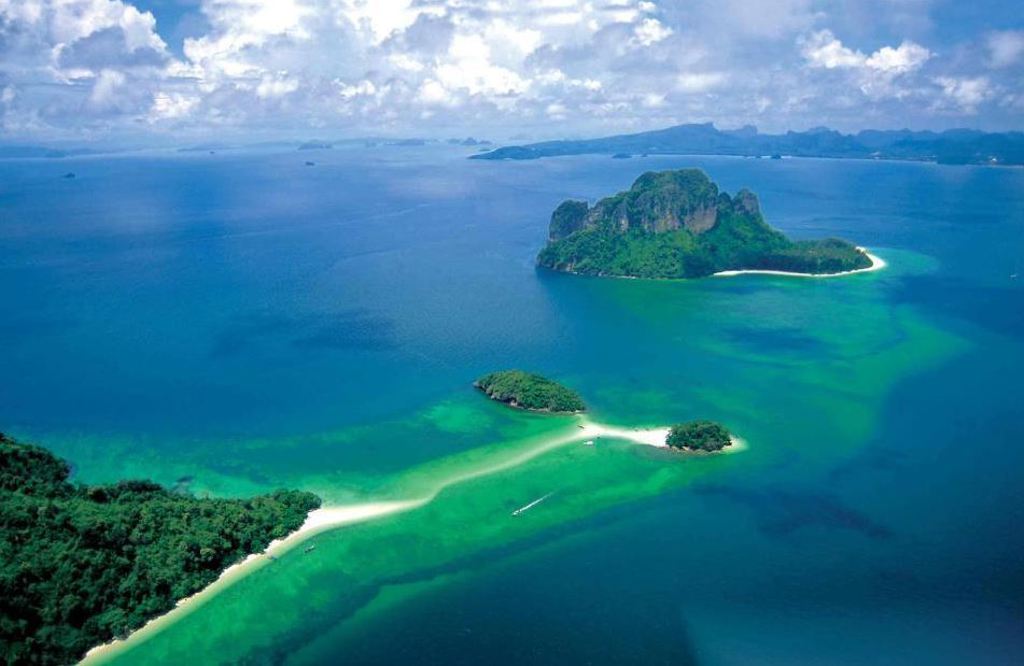 tropische eilanden en zandbanken in helderblauwe zee in Thailand, Familiereis Chill & Adventure.