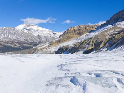 Besneeuwde bergtoppen en gletsjerlandschap in de Canadese Rockies tijdens de Route Canada.