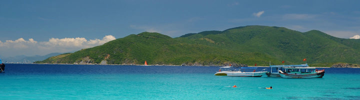 Turquoise zee met boten voor de kust van Nha Trang, Vietnam.