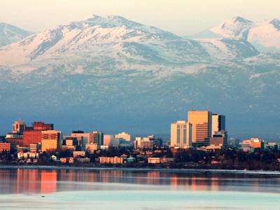 Skyline van Anchorage met besneeuwde Chugach Mountains op de achtergrond, Route Alaska.