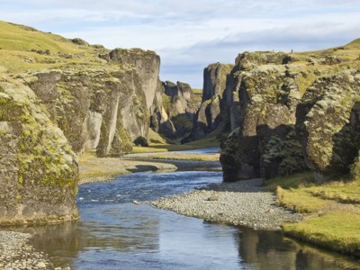 Rivier in Fjadrargljufur-kloof met met mos begroeide rotswanden langs de Route IJsland.