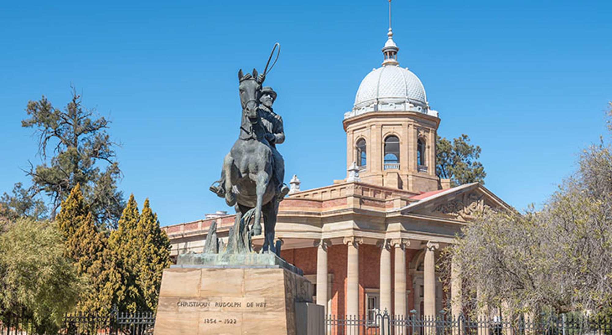 Ruiterstandbeeld van Christiaan Rudolph de Wet voor het Vierde Raadsaal-gebouw in Bloemfontein, Zuid-Afrika.