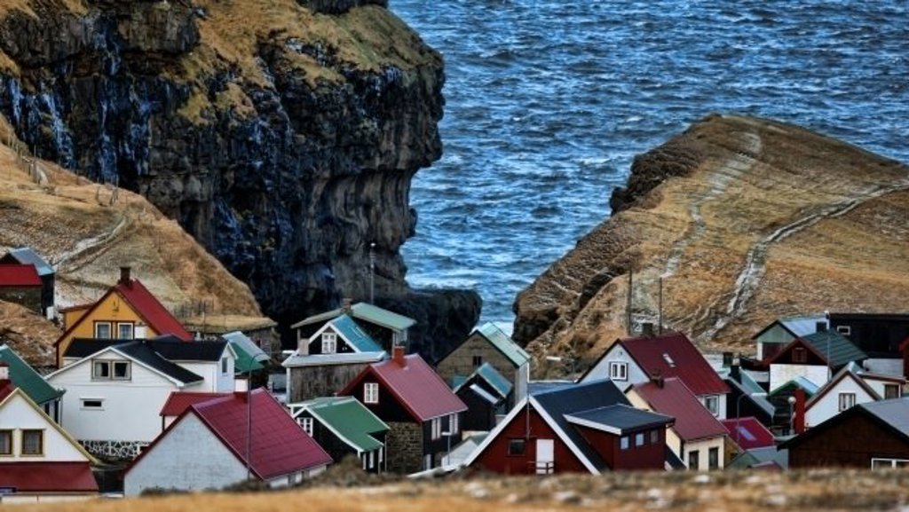 IJsbeer op zee-ijs in Spitsbergen tijdens groepsrondreis Fair Isle en Faeröer.