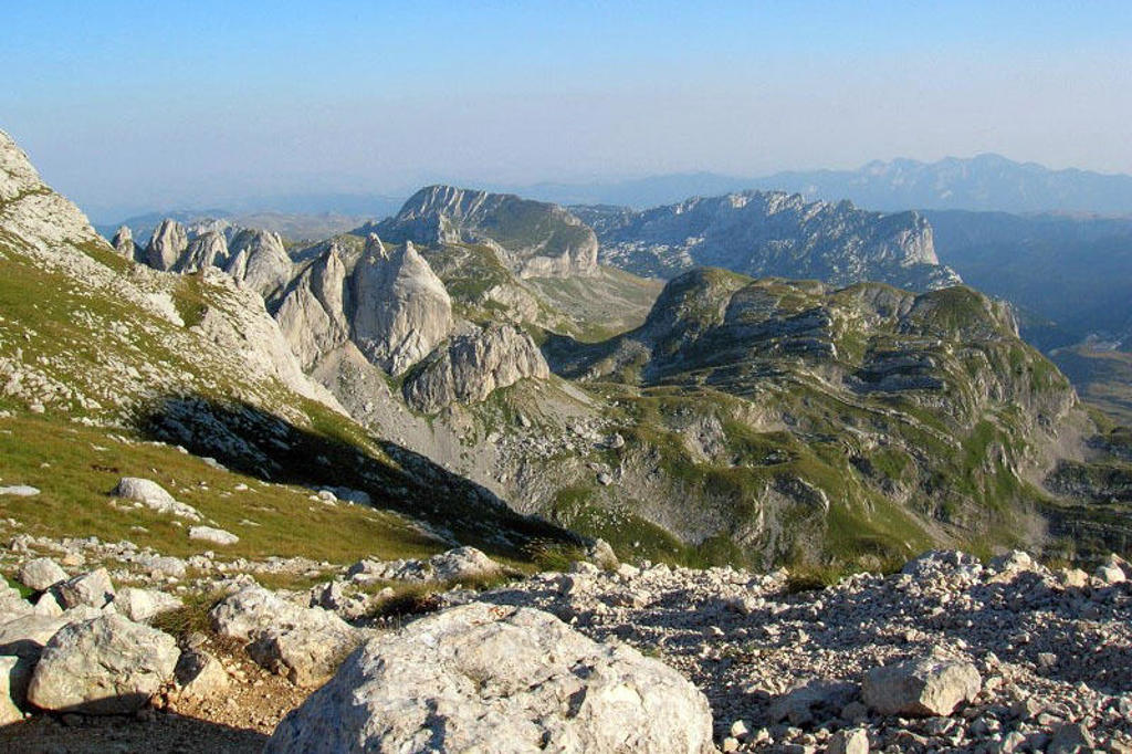 Uitzicht op ruige bergtoppen en rotslandschap in Montenegro tijdens familiereis Kroatië en Montenegro.