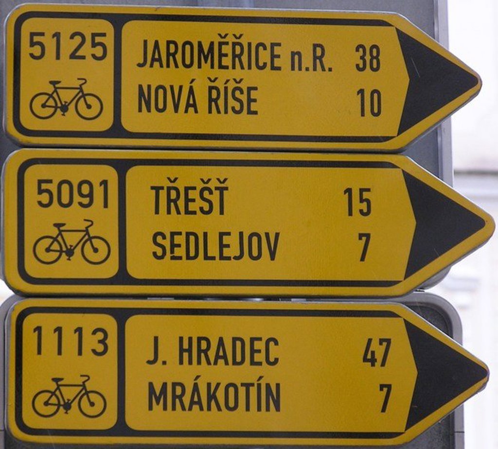 Wegwijzer voor fietsroute naar Jaroměřice en Nová Říše tijdens fietsvakantie van Praag naar Wenen.
