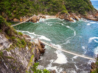 Hangbrug over de Storms River Mouth in Tsitsikamma National Park langs de Tuinroute, Zuid-Afrika.