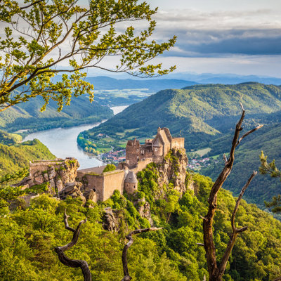 Uitzicht op kasteelruïne boven de Donau in de Wachau-vallei, langs de fietsvakantie van Praag naar Wenen.