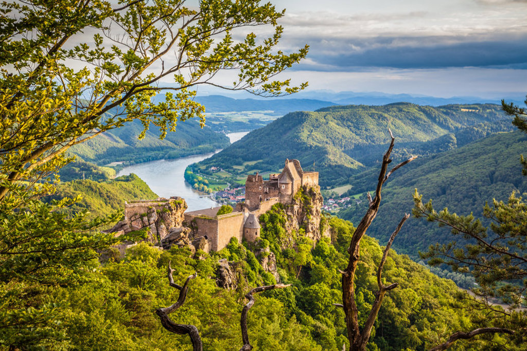 Uitzicht op kasteelruïne boven de Donau in de Wachau-vallei, langs de fietsvakantie van Praag naar Wenen.