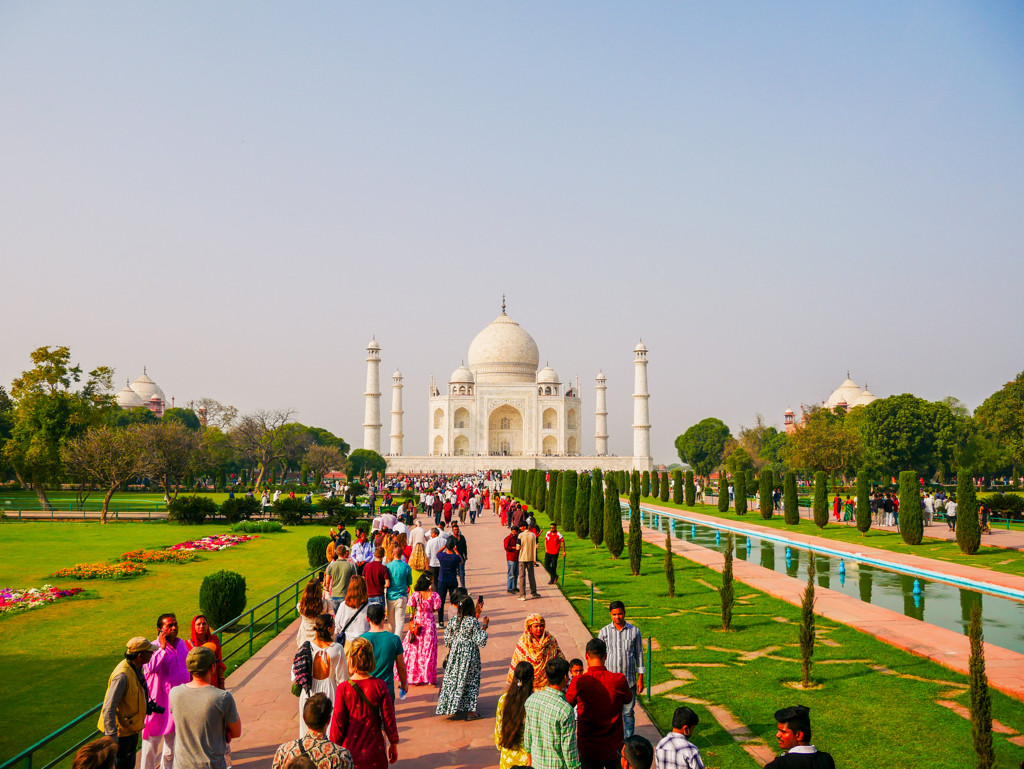 Bezoekers wandelen door de tuinen van de Taj Mahal in Agra tijdens een 22-35ers reis India.