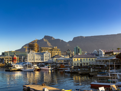 V&A Waterfront in Kaapstad met jachthaven en Tafelberg op de achtergrond.