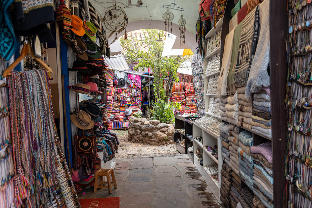 Souvenirwinkel met kleurrijke textiel, sieraden en hoeden tijdens een groepsrondreis door Peru.