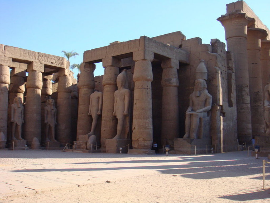 Kolossale zuilen en faraobeelden bij de tempel van Luxor tijdens de groepsrondreis Egypte Hoogtepunten.