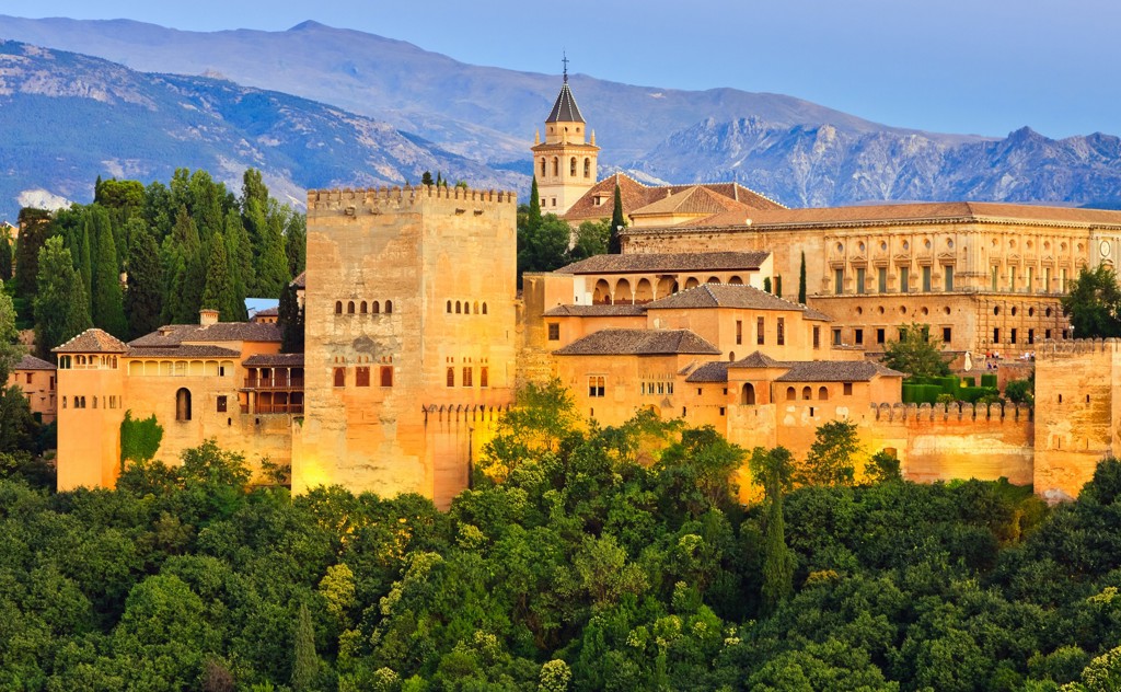 Alhambra in Granada, hoogtepunt van een groepsrondreis door Andalusië, met Sierra Nevada op de achtergrond.