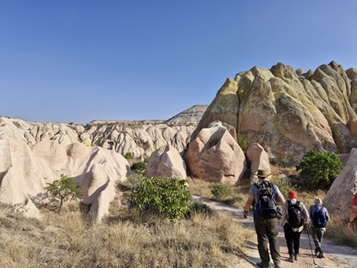 Wandelaars volgen een pad langs rotsformaties in Cappadocië, Turkije.