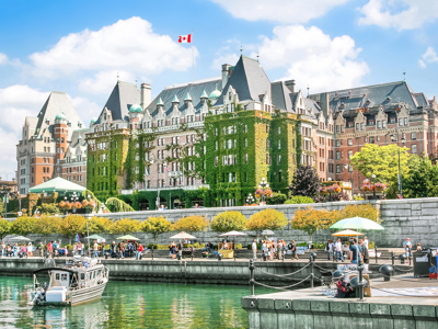 Fairmont Empress Hotel aan de Inner Harbour in Victoria, Canada, met Canadese vlag.