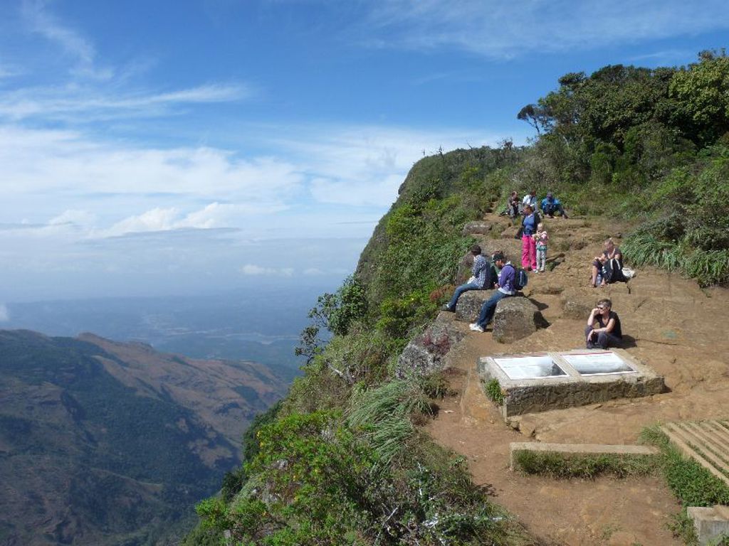 Uitzichtpunt bij World’s End in Horton Plains, Sri Lanka, tijdens een groepsrondreis.