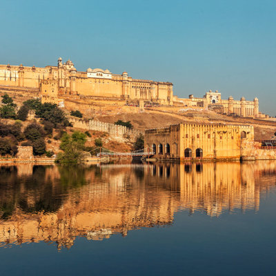 Amber Fort in Jaipur, Noord-India, met weerspiegeling in het Maota-meer tijdens groepsrondreis hoogtepunten.