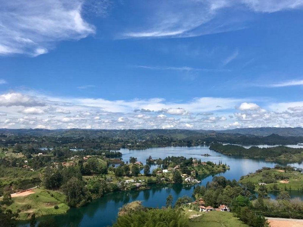 Groene strepenpatroon als tijdelijke placeholderafbeelding voor groepsrondreis Colombia.