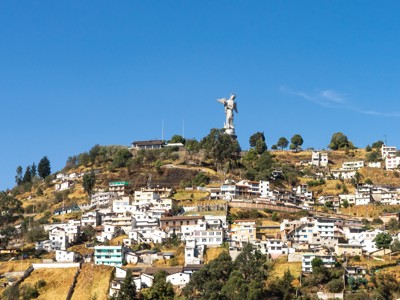 Uitzicht op Quito met de Virgen de El Panecillo op de heuvel, tijdens de route Ecuador en Galapagos.
