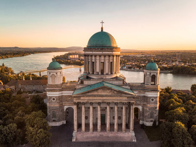 Koepel van de basiliek van Esztergom met uitzicht op de Donau tijdens zonsondergang.