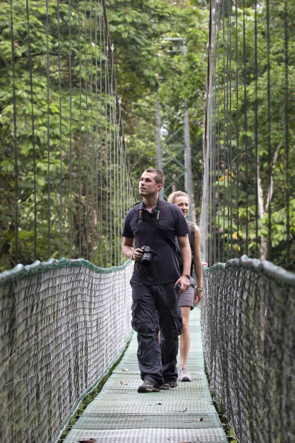 Reizigers wandelen over een hangbrug in het regenwoud tijdens de groepsrondreis Trans-Midden-Amerika.