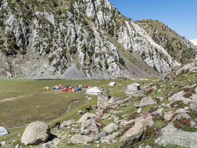 Kampeerplek met kleurrijke tenten in een bergdal in Baltistan & Hunza, Pakistan.