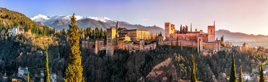 Alhambra in Granada bij zonsondergang, met de Sierra Nevada op de achtergrond in Andalusië, Spanje.