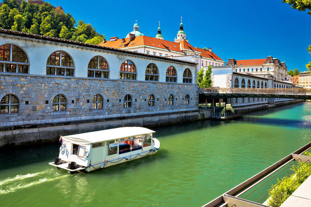 Boot op de Ljubljanica langs historische gebouwen in Ljubljana, Slovenië.