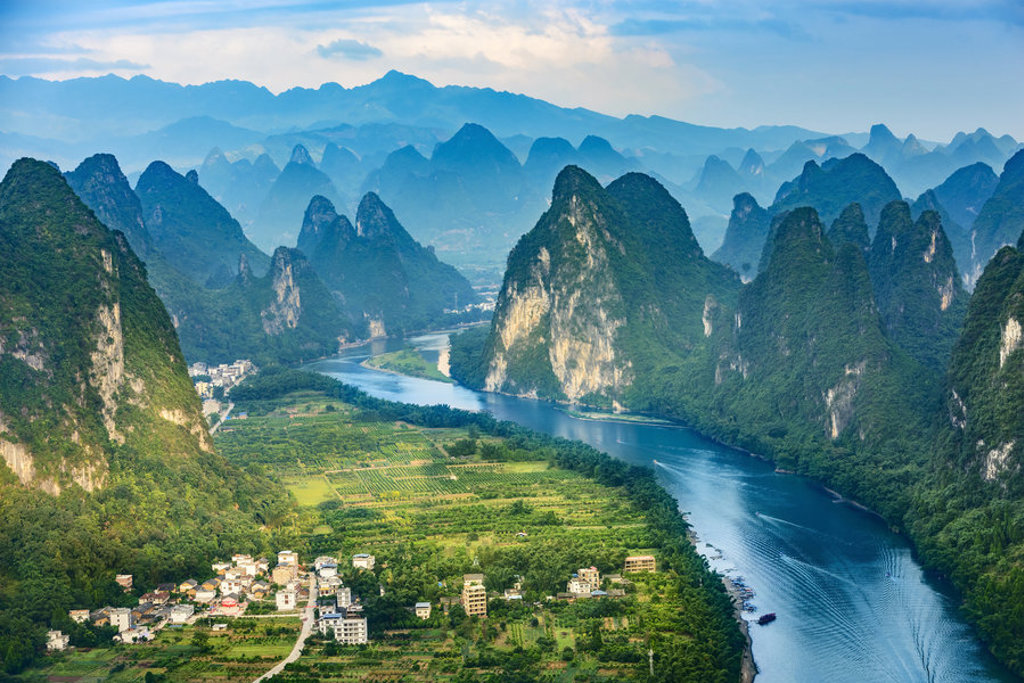 Karstbergen langs de Li-rivier bij Guilin, China, tijdens een groepsrondreis China.