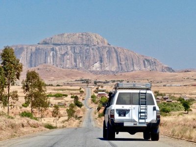 Groene heuvels en rijstvelden in Madagascar, gezien vanaf de weg tijdens een excursie.