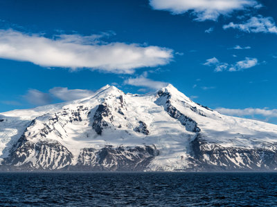 Besneeuwde bergen aan de kust van Spitsbergen langs de route van Aberdeen naar Spitsbergen.