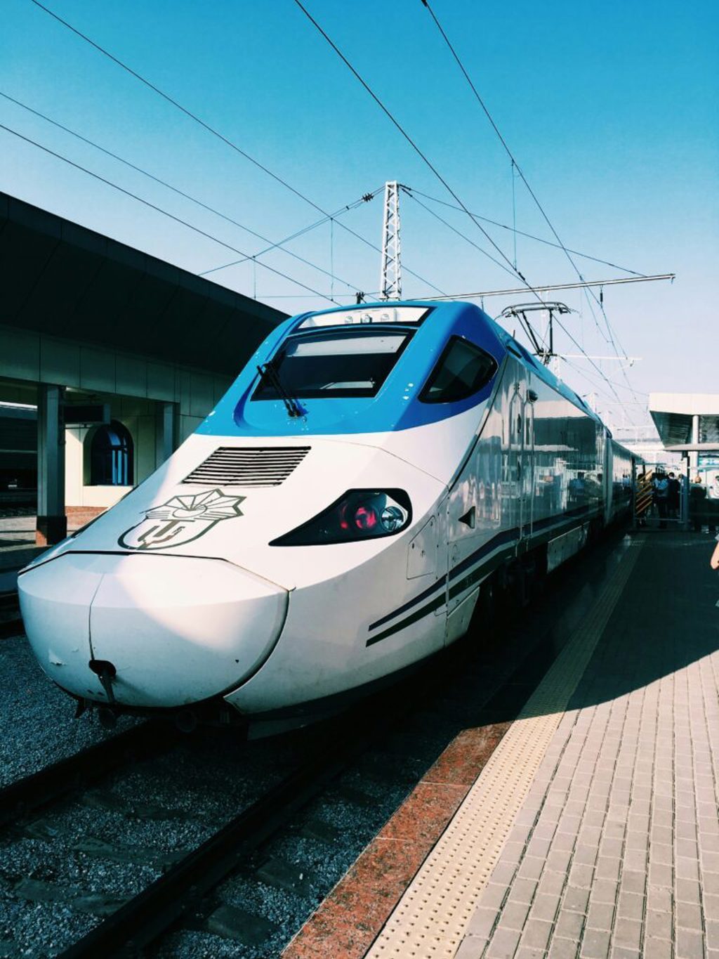 Moderne trein op het perron, passend bij de groepsrondreis Zijderoute met de trein.