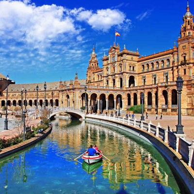 Plaza de España in Sevilla, Andalusië, met kanaal en roeiboot.
