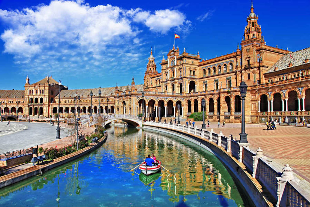 Plaza de España in Sevilla, Andalusië, met kanaal en roeiboot.