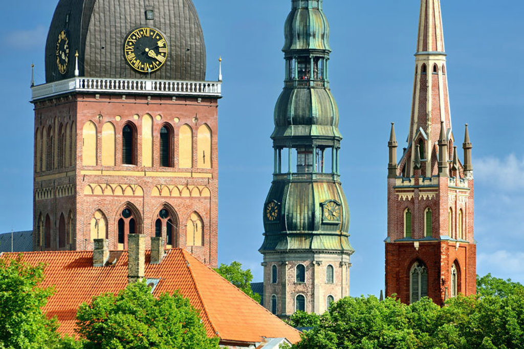 Toren van de Dom van Riga met klok en kerktorens in de skyline van Letland.