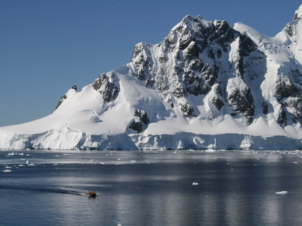 Sneeuwbedekte berg en ijsrand aan de kust van Antarctica tijdens groepsrondreis Crossing the Circle.