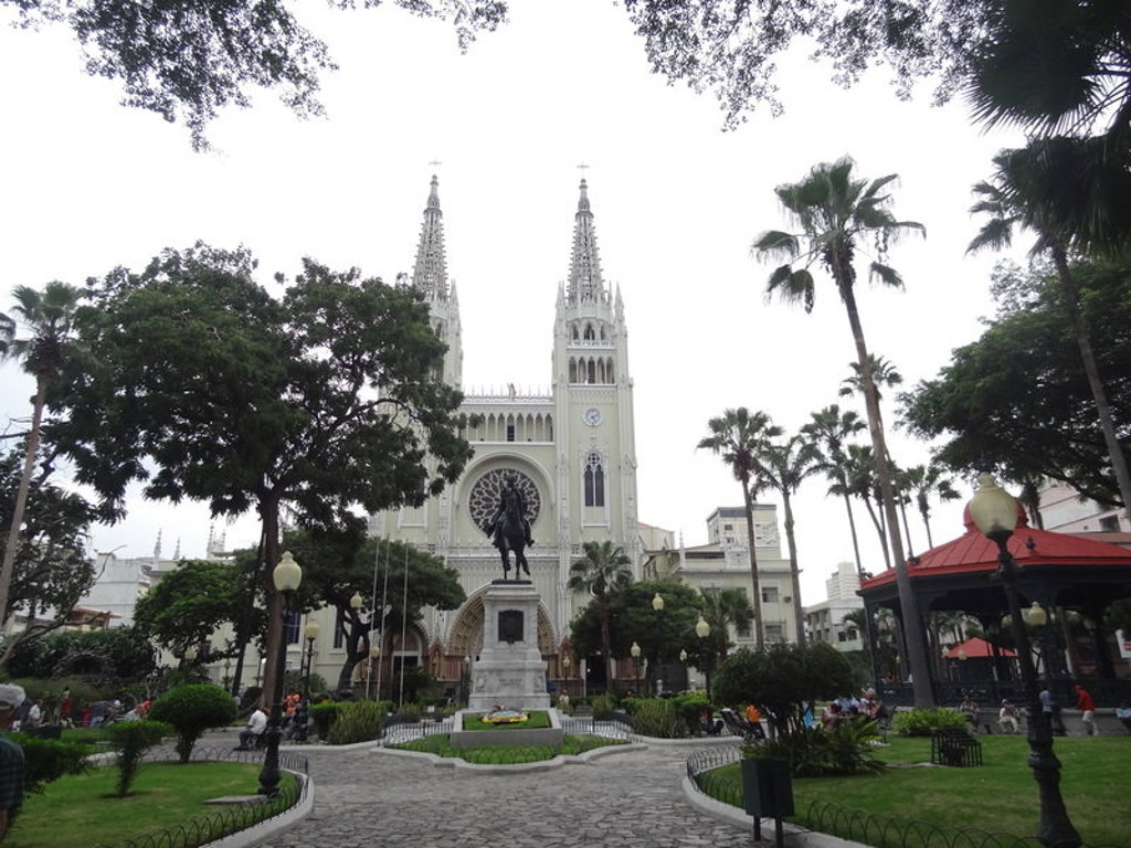 Kathedraal in Guayaquil met park en standbeeld, Ecuador.