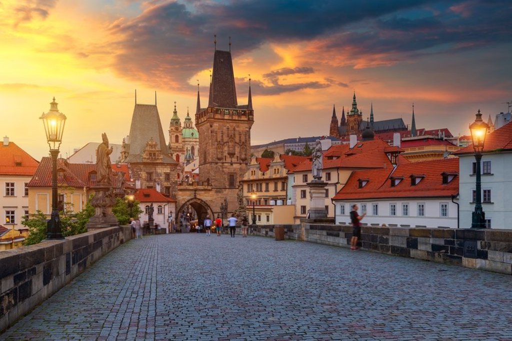 Uitzicht op de Praagse Burcht en de Sint-Vituskathedraal in Praag tijdens een treinrondreis door Centraal-Europa.