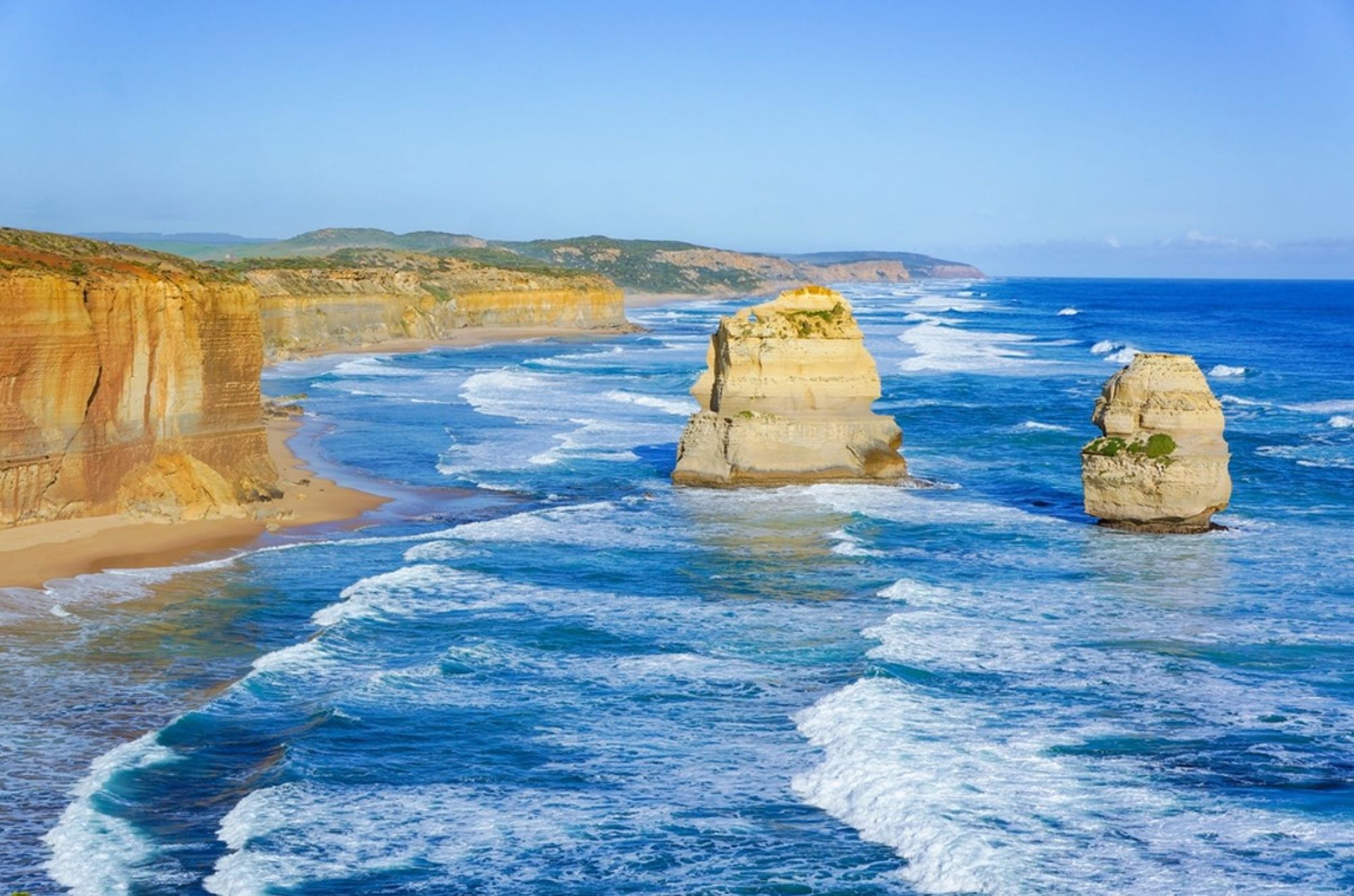 Kalkstenen rotsformaties en kliffen langs de Great Ocean Road bij de Twelve Apostles in Australië.