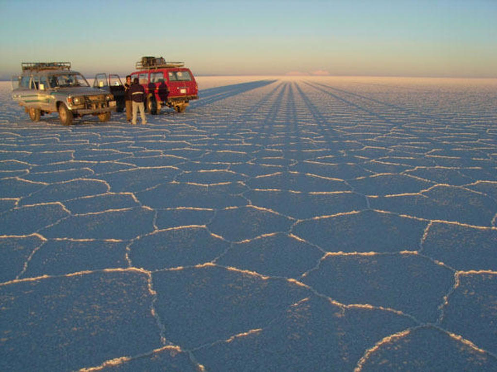 4x4-jeeps op de Salar de Uyuni zoutvlakte in Bolivia tijdens groepsrondreis Argentinië, Bolivia en Peru.