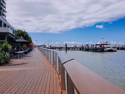 Boulevard aan het water bij de haven van Darwin met terrasjes en aanlegsteigers.