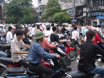 Druk kruispunt met veel scooters en brommers in Vietnam tijdens de Route Vietnam.