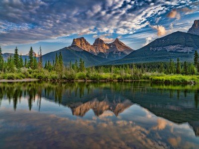 Berglandschap in de Canadese Rockies met dennenbos en spiegeling in een rustig meer, Route Canada.