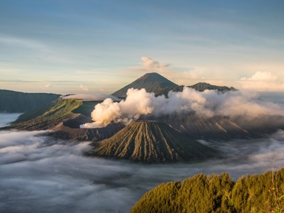 Zonsopkomst bij de Bromo-vulkaan met wolken en rookpluimen, Java, Indonesië.