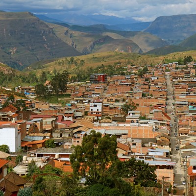 Uitzicht over een stad in de Andes met bergen op de achtergrond tijdens de groepsrondreis Noord-Peru.