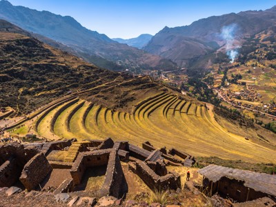 Terrassen van Pisac in de Heilige Vallei, Peru, met ruïnes en berglandschap op de achtergrond.