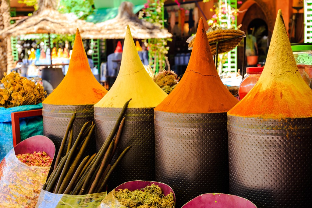 Kleurrijke kruidenkegels op een markt in Marokko tijdens een groepsrondreis.